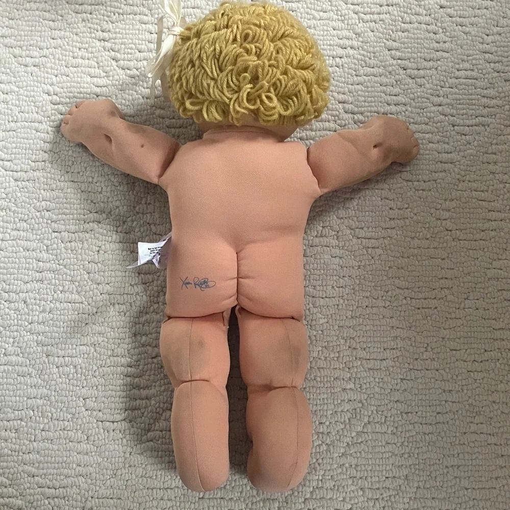 Vintage Cabbage Patch Doll with original dress signed 1985 bib some stains - Picture 6 of 15